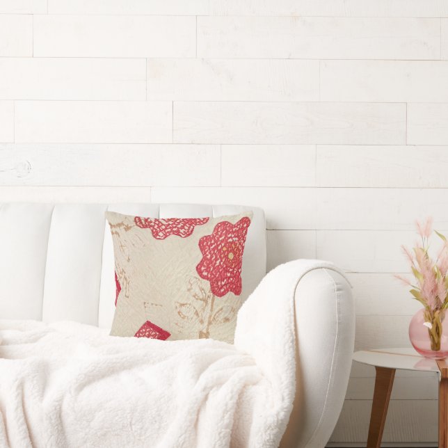 Sierkussen Old Cream Quilt Tattered Red Flowers (Bank)