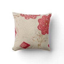 Sierkussen Old Cream Quilt Tattered Red Flowers