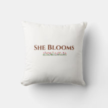 Sierkussen 'She Blooms' met decoratieve bloemenpri