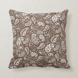 Sierkussen van bruine en witte paisley