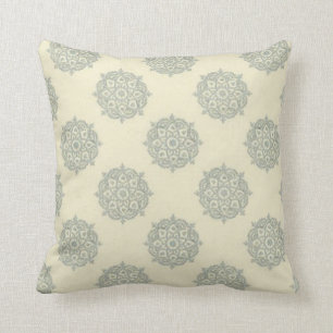 Sierkussen van Creme en Baby Blue Medallion