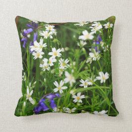 Sierkussen van Daisies en Blue Bells