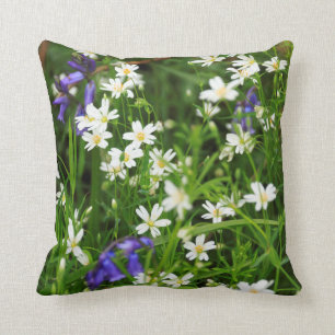 Sierkussen van Daisies en Blue Bells