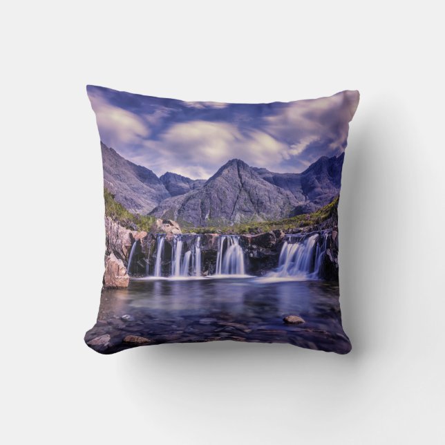 Sierkussen van de prachtige waterval (Voorkant)