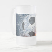 Sierkussen van ontvlammend Football/Voetbal Matglas Bierpul (Voorkant links)