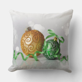 Sierkussen voor groene en gouden kerstversieringen