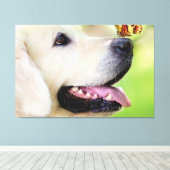 Sierkussen voor labrador en vlinder canvas afdruk (Insitu (Houten vloer))