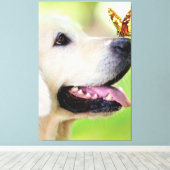 Sierkussen voor labrador en vlinder canvas afdruk (Insitu (Houten vloer))