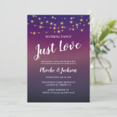 Sierlichten op paarse trouwfeestvluchtige bruiloft kaart (Staand voorkant)