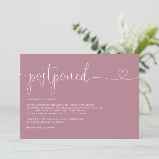 sierlijk script mauve bruiloft uitstel aankondiging (Staand voorkant)