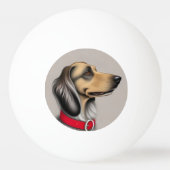 Sierlijke hond met rode halsband geposeerd zijwaar pingpongbal (Achterkant)
