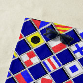 Sierlijke Scheepssignaalvlaggen Dammen op een Strandlaken (In situ)