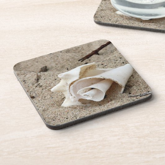 Sierlijke schelp op zand bier onderzetter (Linkerzijde)