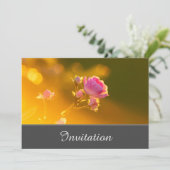 Sierlijke uitnodigingskaart met roze roos kaart (Staand voorkant)