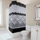 Sierlijke witte kant, geïsoleerde zwarte achtergro douchegordijn (In situ)