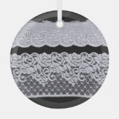 Sierlijke witte kant, geïsoleerde zwarte achtergro glas ornament (Voorkant)