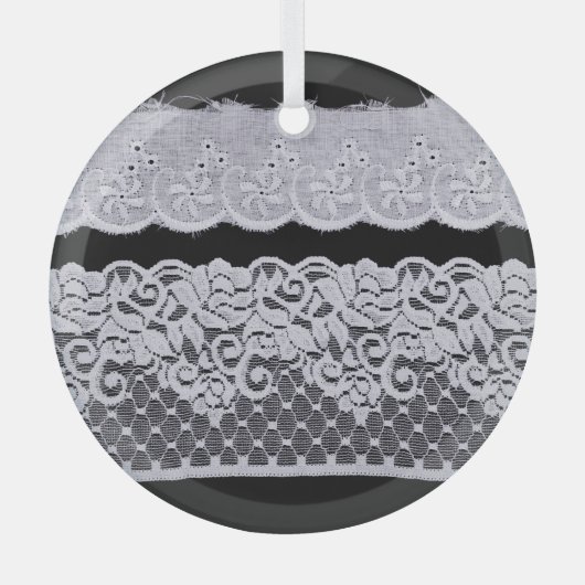 Sierlijke witte kant, geïsoleerde zwarte achtergro glas ornament (Voorkant)