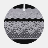 Sierlijke witte kant, geïsoleerde zwarte achtergro glas ornament (Achterkant)