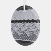 Sierlijke witte kant, geïsoleerde zwarte achtergro glas ornament (Voorkant links)