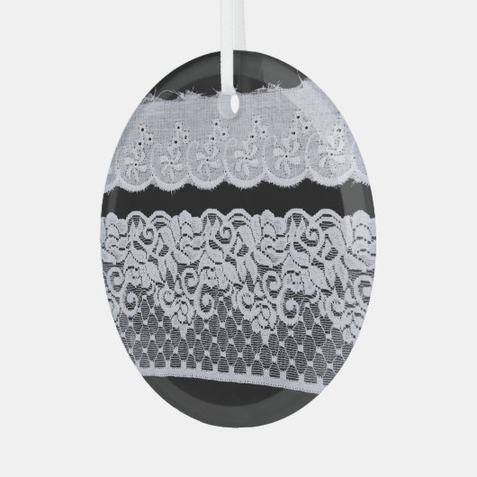 Sierlijke witte kant, geïsoleerde zwarte achtergro glas ornament (Voorkant links)