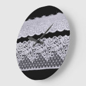 Sierlijke witte kant, geïsoleerde zwarte achtergro grote klok (Hoek)