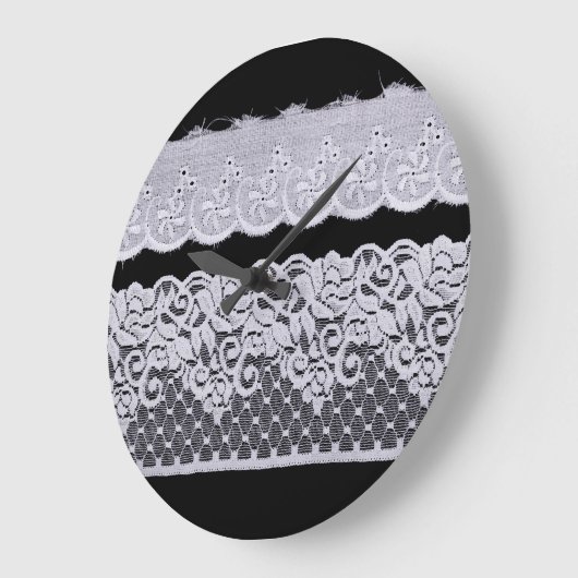 Sierlijke witte kant, geïsoleerde zwarte achtergro grote klok (Hoek)
