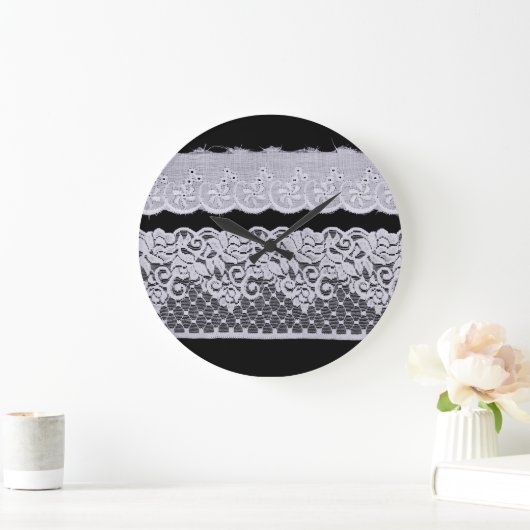 Sierlijke witte kant, geïsoleerde zwarte achtergro grote klok (Huis)