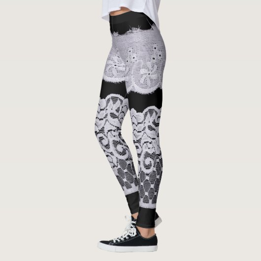 Sierlijke witte kant, geïsoleerde zwarte achtergro leggings (Links)