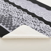 Sierlijke witte kant, geïsoleerde zwarte achtergro sherpa deken (3/4)