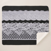 Sierlijke witte kant, geïsoleerde zwarte achtergro sherpa deken (Voorkant (horizontaal))