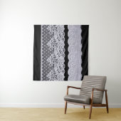 Sierlijke witte kant, geïsoleerde zwarte achtergro wandkleed (In Situ (horizontaal))