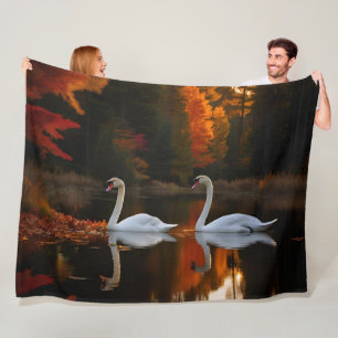 Sierlijke witte zwanen glijden over herfstvijver fleece deken