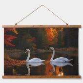 Sierlijke witte zwanen glijden over herfstvijver hangend wandkleed (Voorkant)