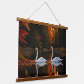 Sierlijke witte zwanen glijden over herfstvijver hangend wandkleed (Gebogen)