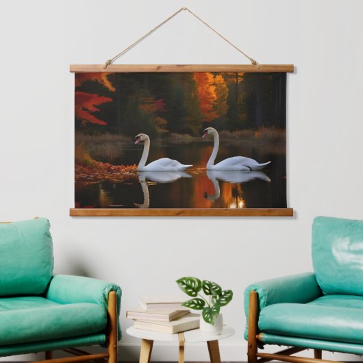 Sierlijke witte zwanen glijden over herfstvijver hangend wandkleed (Woonkamer)