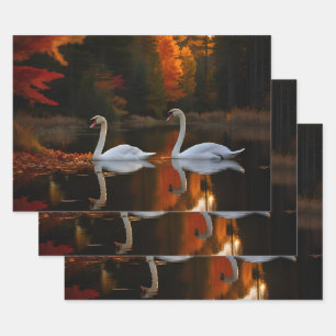 Sierlijke witte zwanen glijden over herfstvijver inpakpapier vel
