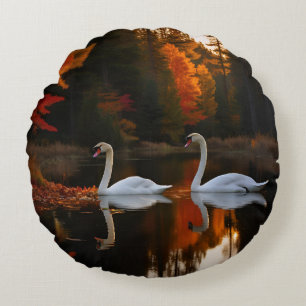 Sierlijke witte zwanen glijden over herfstvijver rond kussen
