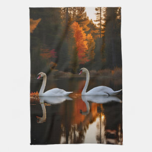 Sierlijke witte zwanen glijden over herfstvijver theedoek