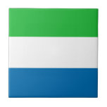 Sierra Leone Flag Ceramic Tegel Tegeltje<br><div class="desc">Dit ontwerp bestaat uit de vlag van Sierra Leone die slim is aangepast aan het oppervlak van de vierkante tegel. Een decoratief en nuttig artikel dat een perfect cadeau zou zijn voor degenen die Sierra Leone graag onthouden.</div>