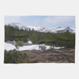 Sierra Nevada-bergen en sneeuw bij Yosemite Theedoek