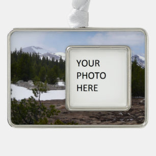 Sierra Nevada bergen en sneeuw op Yosemite Verzilverd Omlijst Ornament