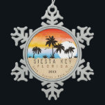 Siesta Key Florida Beach Retro Sunset Souvenir 60s Tin Sneeuwvlok Ornament<br><div class="desc">Siesta Key Florida Vintage 60s Souvenirs. Siesta Key Florida - Retro Tropical Palm Tree 60s Souvenirs ontwerp maakt een geweldig kerst- of verjaardagscadeau voor fans van Siesta Key strand. Het retro zomerse vibe ontwerp is een perfect cadeau voor reisliefhebbers en tropische bestemmingsfans. - " U kunt deze sjabloon aanpassen en...</div>
