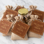 Sigarenbar Thema Bachelorfeest Bedankjes Labels<br><div class="desc">Bedank je crew in stijl met deze vierkante feestfavor-tag voor vrijgezellen, met een diepe roestbruine achtergrond, elegante gouden letters en subtiele botanische accenten. Perfect voor een sigarenlounge of een whiskey-themafeest, deze verfijnde tag voegt een gepolijste touch toe aan feestfavorieten, mini flesjes, cadeautasjes of bedankdozen.</div>