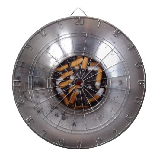 Sigarette Butts in Silver Smokers Ashtray, Funny Dartbord (Voorkant)