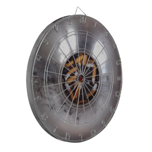Sigarette Butts in Silver Smokers Ashtray, Funny Dartbord (Voorkant Links)