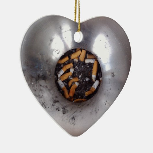 Sigarette Butts in Silver Smokers Ashtray, Funny Keramisch Ornament (Rechts)