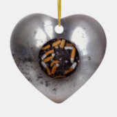Sigarette Butts in Silver Smokers Ashtray, Funny Keramisch Ornament (Voorkant)