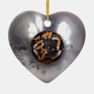 Sigarette Butts in Silver Smokers Ashtray, Funny Keramisch Ornament