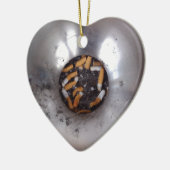 Sigarette Butts in Silver Smokers Ashtray, Funny Keramisch Ornament (Links)