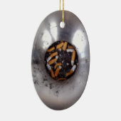 Sigarette Butts in Silver Smokers Ashtray, Funny Keramisch Ornament (Rechts)